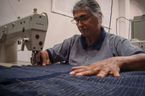 Mujeres de la industria manufacturera del vestido, con jornadas de hasta 18 horas continuas y precarización salarial